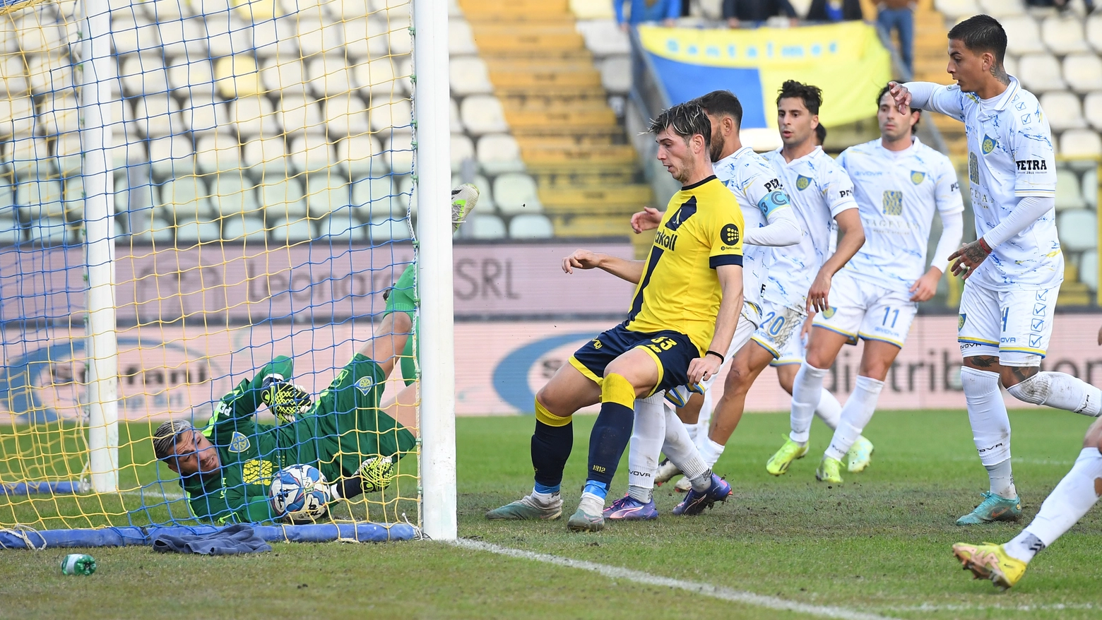 Azzurri battuti dal Modena con un gol per tempo. Bella ma infruttuosa ripresa dei toscani che sfiorano il pari ma subiscono il raddoppio in contropiede