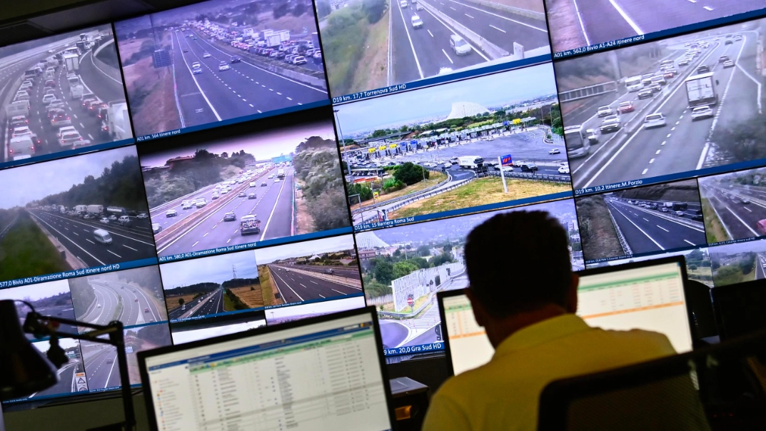 Sala controllo di Autostrade. Nel giorno di Befana si completa il rientro dalle vacanze