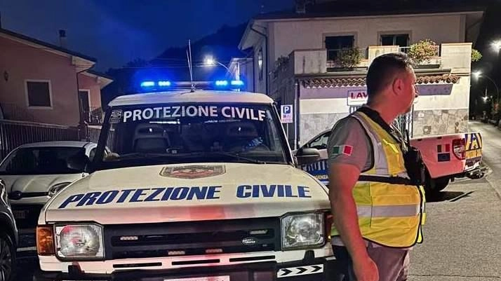 Affluenza record alla rievocazione medievale di Gragnola con un incidente grave e auto bloccate nel fiume. Intervento della Protezione Civile.