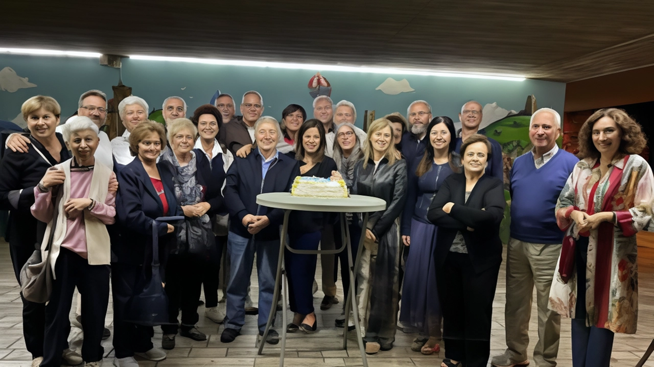 Il Villaggio Europa a Grosseto ha festeggiato i suoi primi 50 anni con un apericena al "Barracuda", coinvolgendo soci fondatori e ex residenti. Una serata di ricordi e progetti per il futuro.