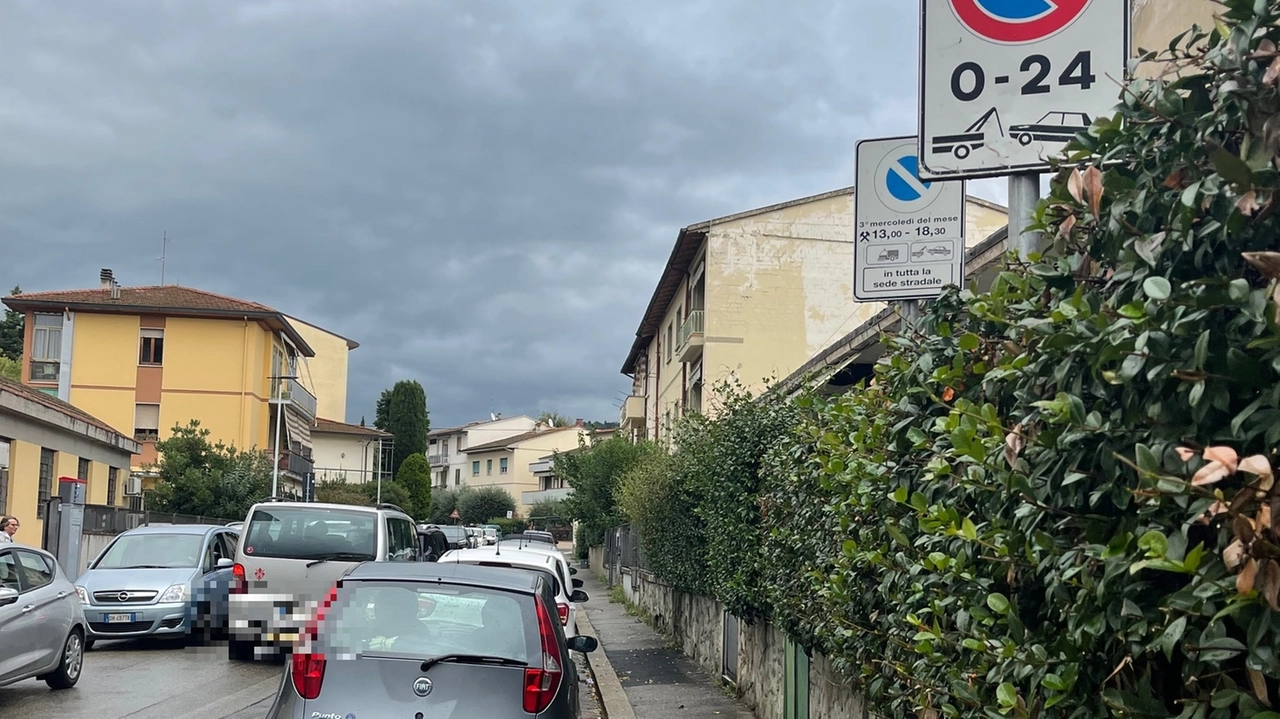 Le auto in divieto di sosta e il traffico in tilt