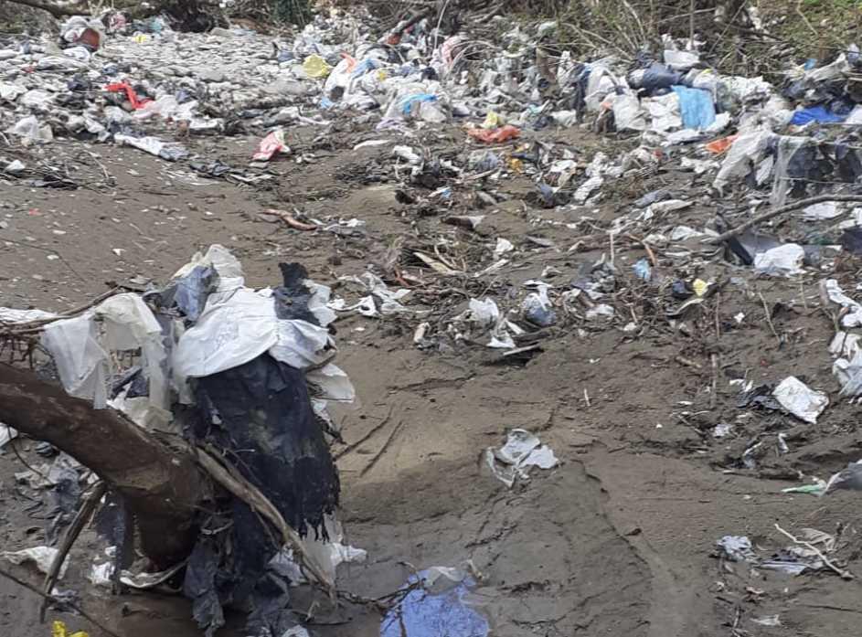 Discarica ’scoperta’ dalla frana. Corsa per limitare il disastro: "Attivata la raccolta di rifiuti"