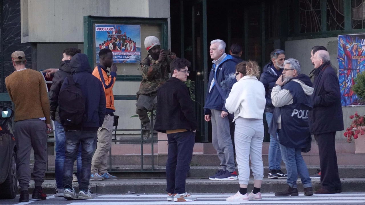 Gli agenti della Questura e i volontari della Caritas (. Acerboni/Fotocastellani