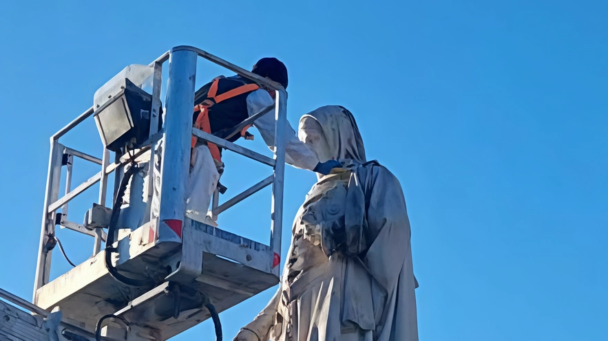 L’intervento sulla statua di Giovanni Boccaccio