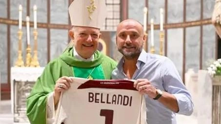 Il vescovo di Salerno Bellandi riceve la maglia dall’ex diesse del Pisa Petrachi