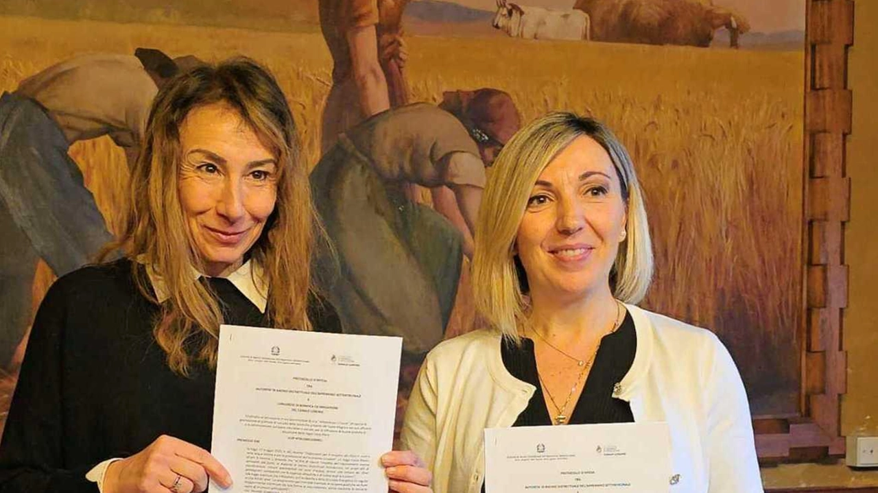 Il protocollo firmato da Gaia Checcucchi dell’Autorità di bacino e Francesca Tonelli presidente del consorzio di bonifica del Canale Lunense