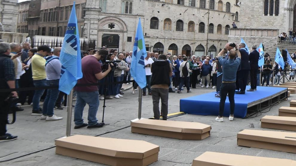Il dolore in piazza. Cento bare di cartone nel cuore di Perugia contro le morti bianche