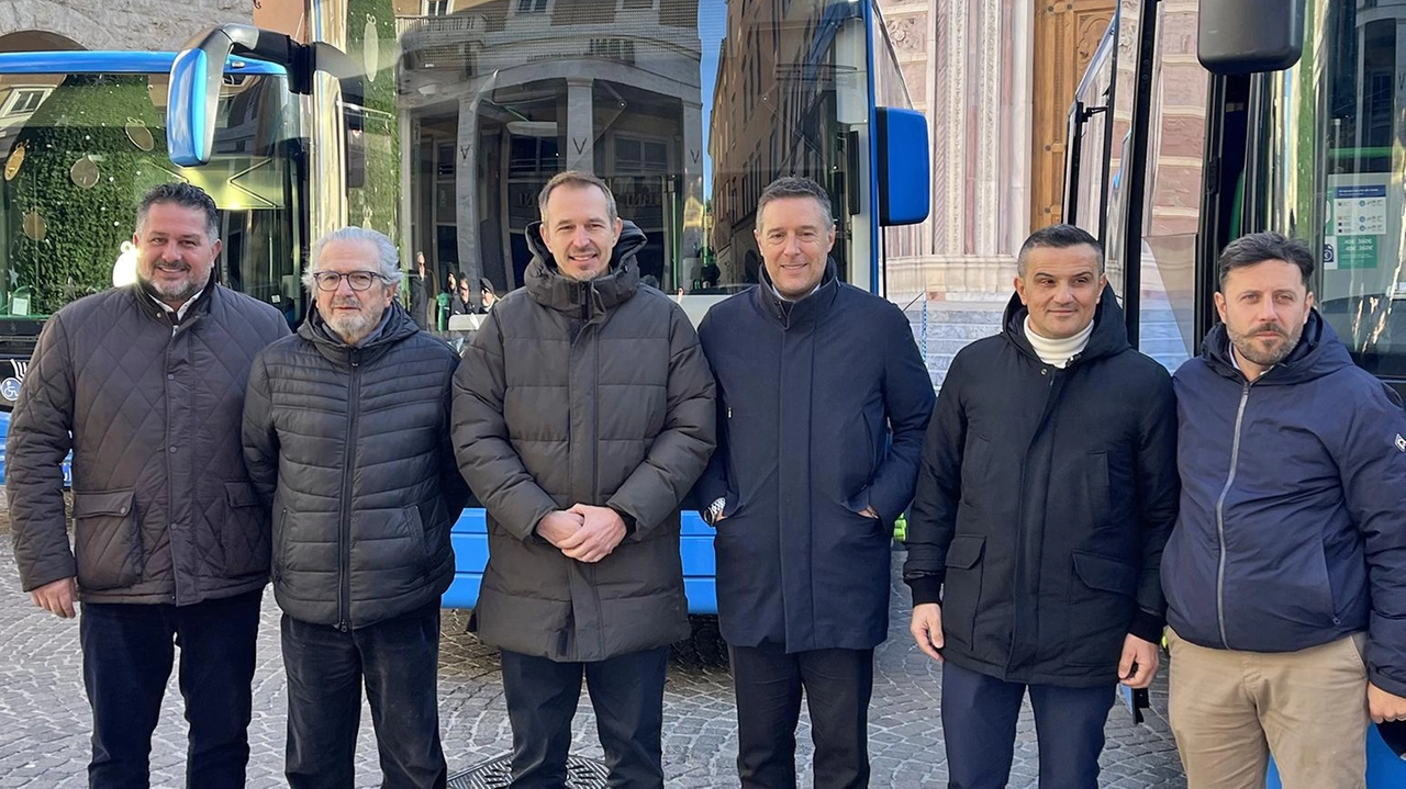 La presentazione di ieri mattina dei nuovi bus di «At» in piazza Duomo