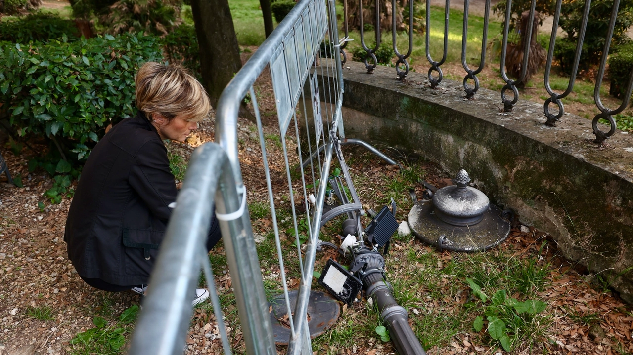 Uno dei lampioni distrutti dai vandali nel parco di Villa Fabbricotti, in via Vittorio Emanuele II