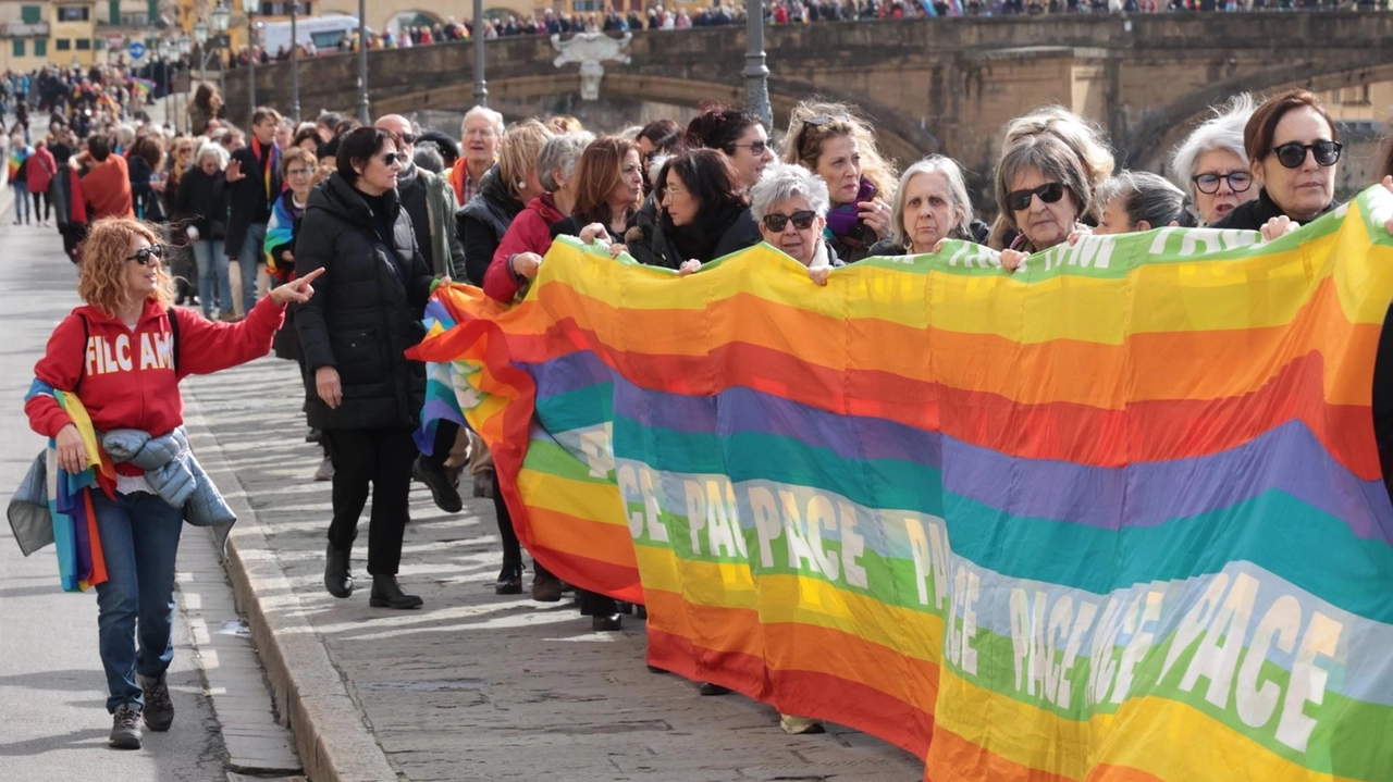 Il corteo di febbraio scorso: bandiere arcobaleno abbracciano Ponte alla Carraia e Santa Trinita (PressPhoto)