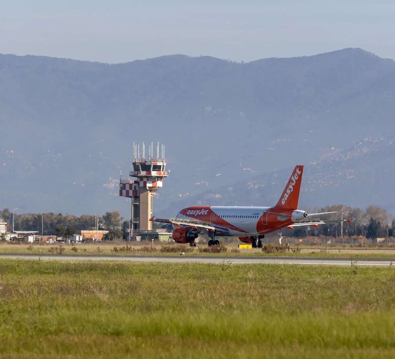 Stop sorvoli sulla Torre. Decolli spalmati sulla città