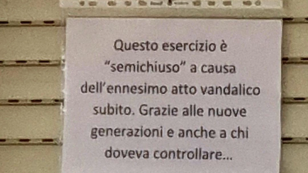 Il cartello di protesta affisso fuori dall’edicola La Capannina dal titolare, stufo degli ennesimi atti vandalici ai danni delle saracinesche