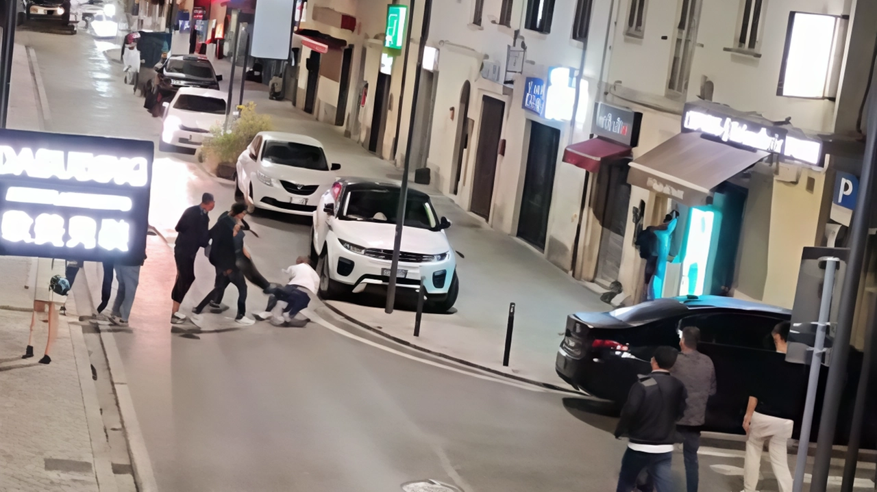 Un fotogramma dell’uomo ferito in via Pistoiese. I residenti hanno chiamato i carabinieri, quando la rissa si era già esaurita