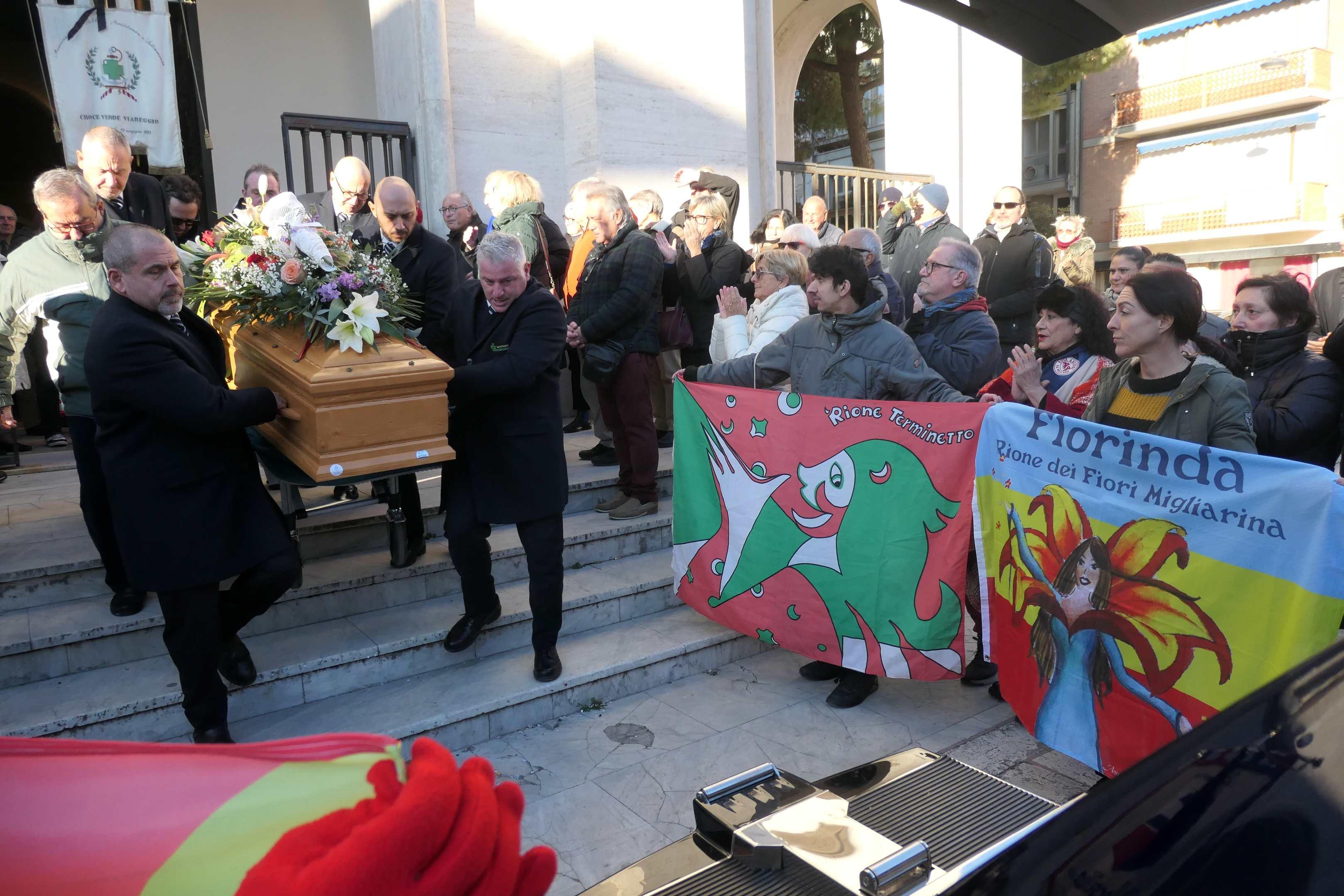 L’ultimo saluto al suo capocomico, Viareggio stretta in un applauso in memoria del “re” Morganti