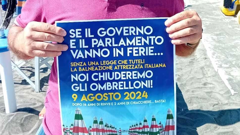 Il confronto tra governo italiano e Bruxelles sulle concessioni balneari continua, con incertezze sugli indennizzi per chi perderà le concessioni. Proposte di legge in Toscana e valutazioni a livello nazionale, mentre le associazioni avviano proteste.