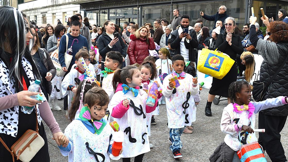 https://www.lanazione.it/image-service/view/acePublic/alias/contentid/NTMzNDNiMzItZGRkNy00/0/il-gran-finale-del-carnevale-attesa-per-i-quattro-gruppi-e-lentusiasmo-dei-bambini.jpeg?f=16:9&w=1200&h=630