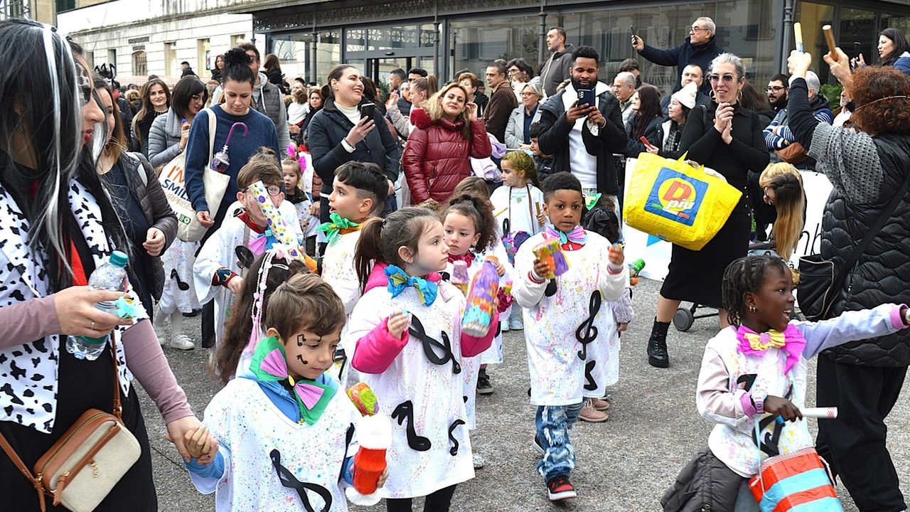 Il gran finale del carnevale. Attesa per i quattro gruppi. E l’entusiasmo dei bambini