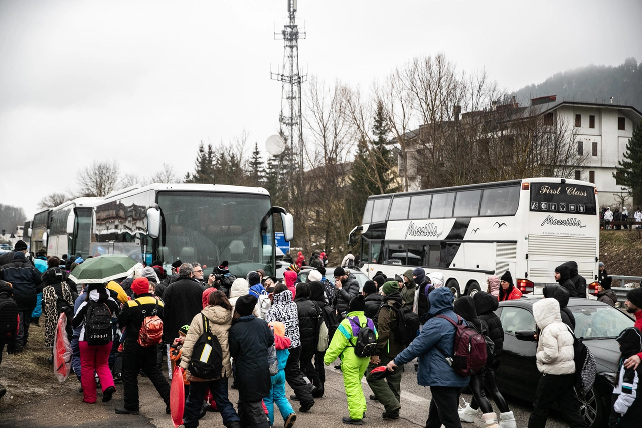 Turisti risalgono sui pullman dopo la gita a Roccaraso