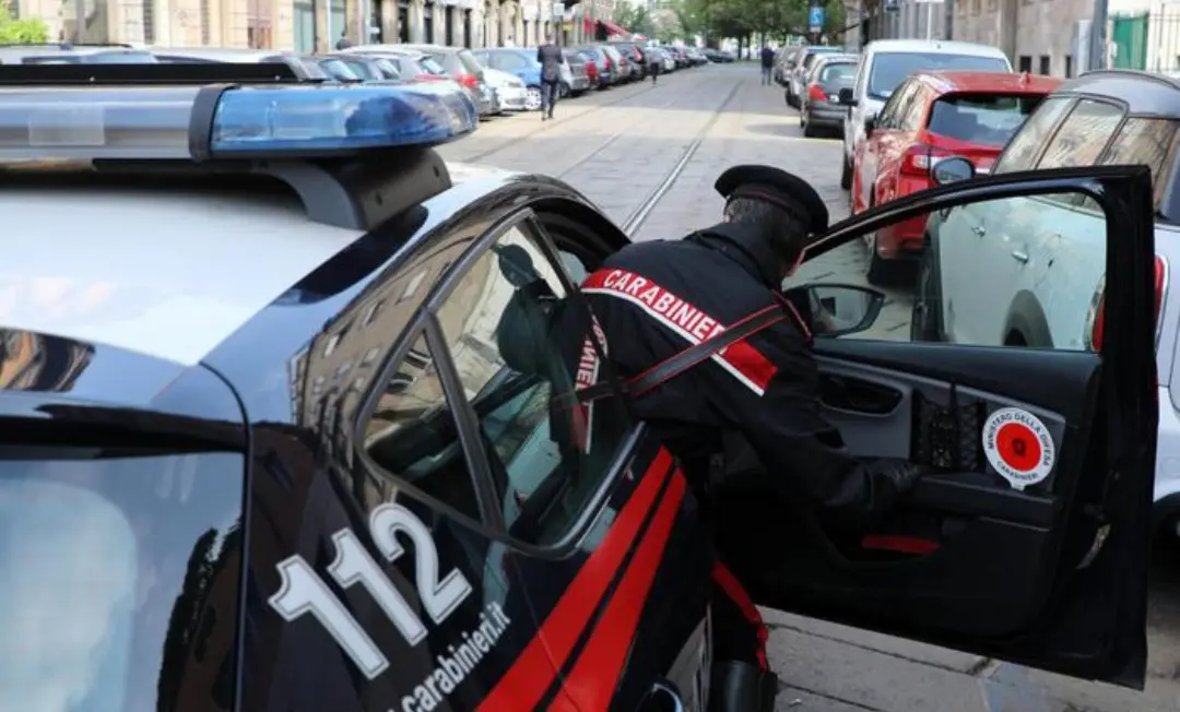 Lite per l’eredità, chiude l’anziana madre al gelo sul balcone: arrestato. “Anni di vessazioni”