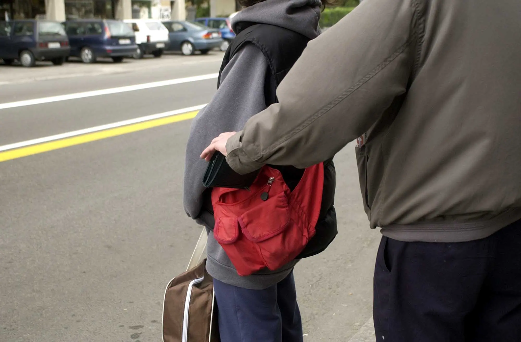 Tentano di derubare una turista, due donne sorprese e arrestate da carabinieri fuori dal servizio