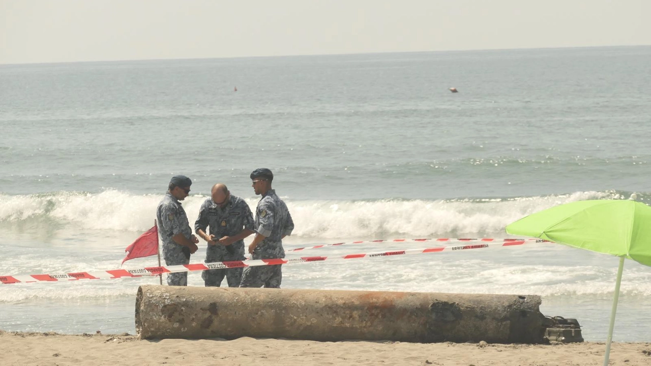 Gli artificieri e l'area della spiaggia transennata. Il siluro è stato rimosso nella mattina di lunedì 5 agosto (Umicini)