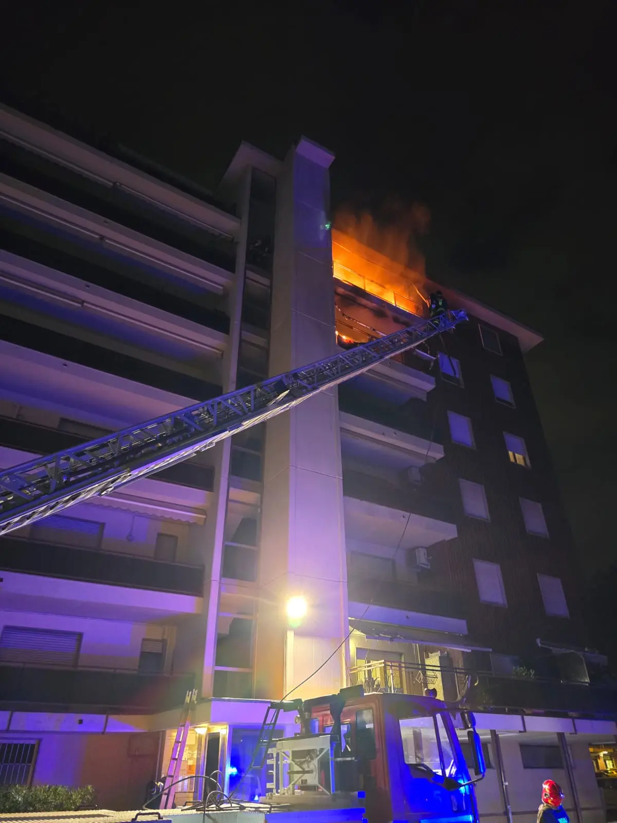 Carrara, incendio in un appartamento. Paura a Capodanno