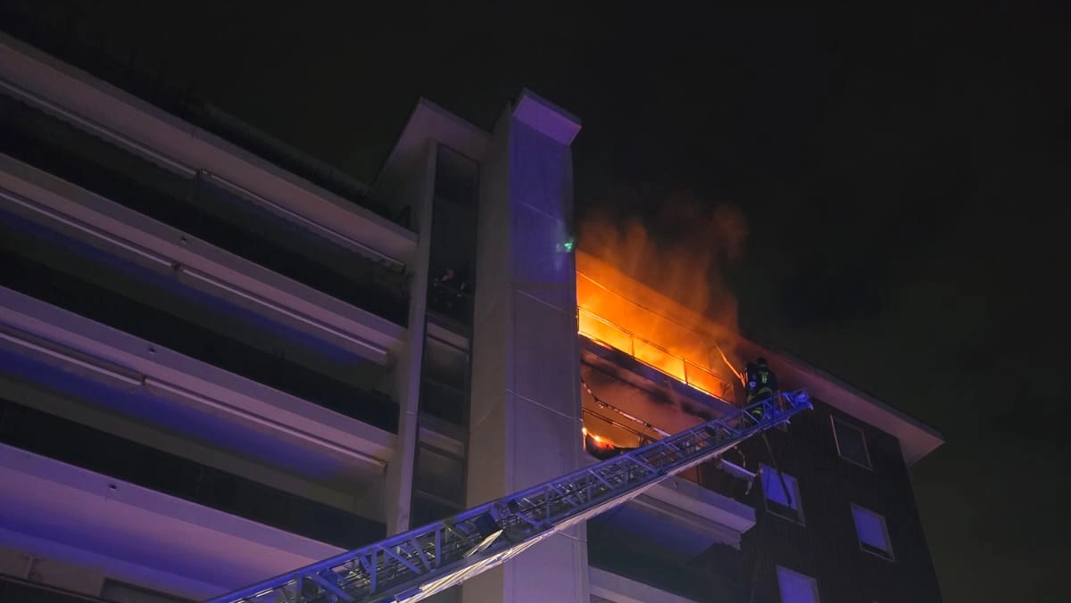 L'incendio a Marina di Carrara