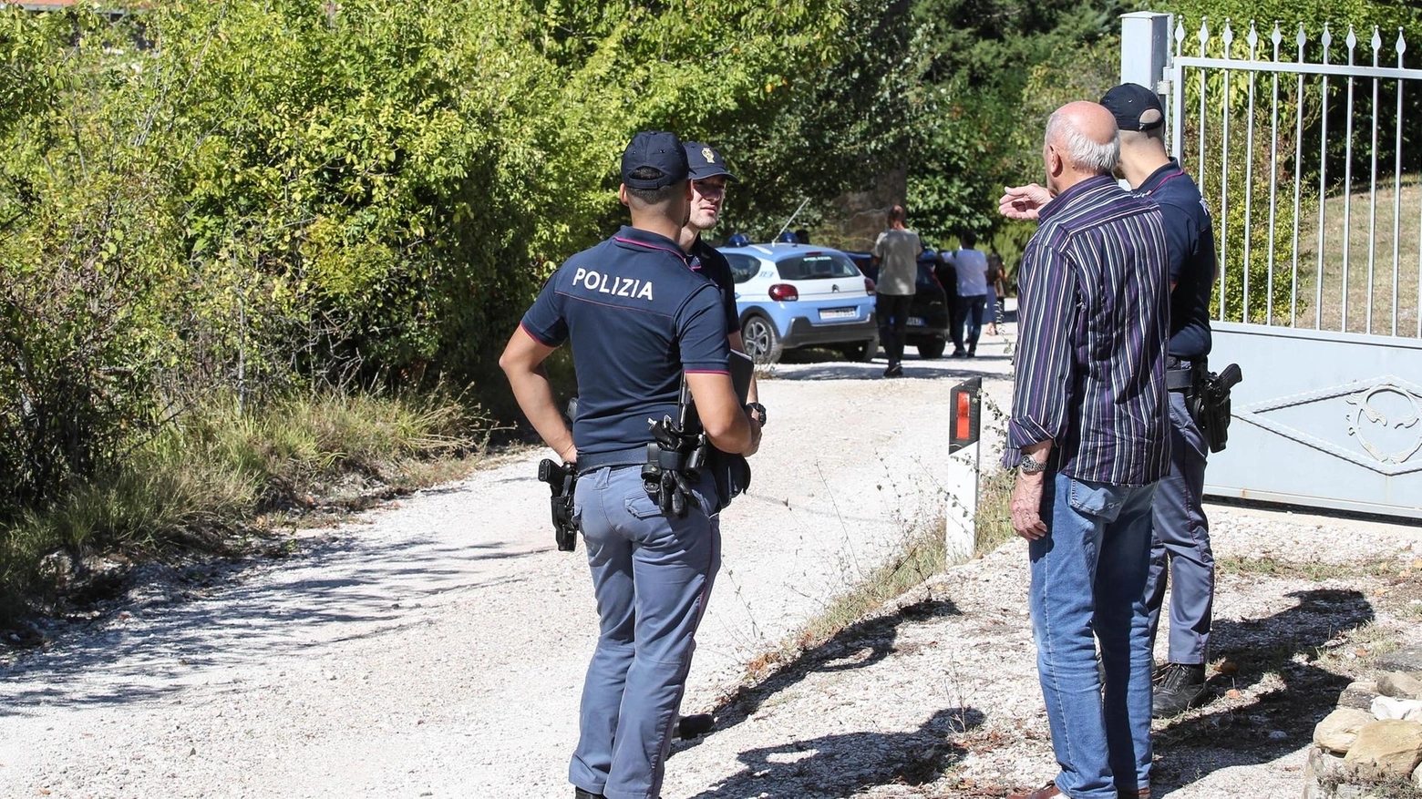 Tre morti nel casolare. Fucile accanto  al cadavere dell’uomo. Indagini sul movente