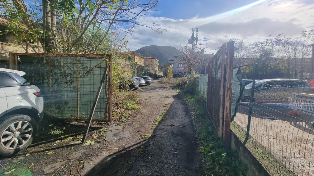 Via alla bonifica dell’ex cantiere. Degrado a ridosso della scuola