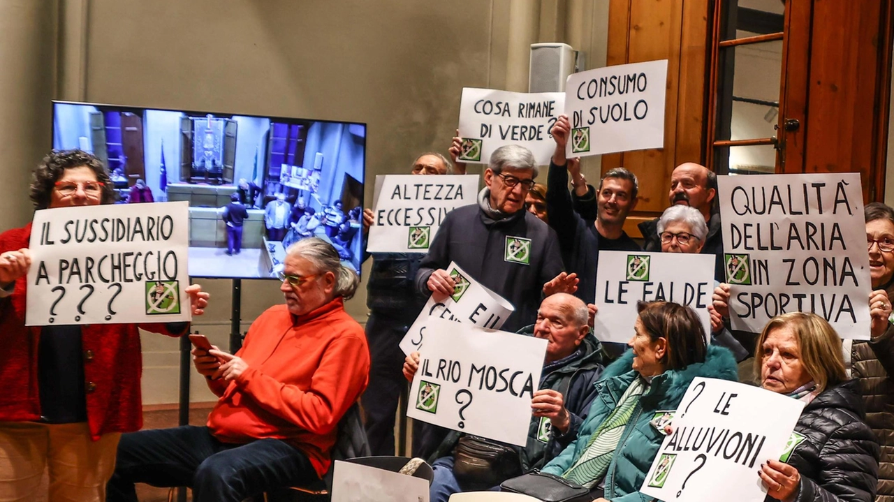 In aula spuntano i cartelli con domande su inquinamento ed economia. Botta e risposta tra giunta e opposizione sui nodi "più controversi". Il sindaco Mantellassi ha ricordato le tappe del percorso partecipativo. .