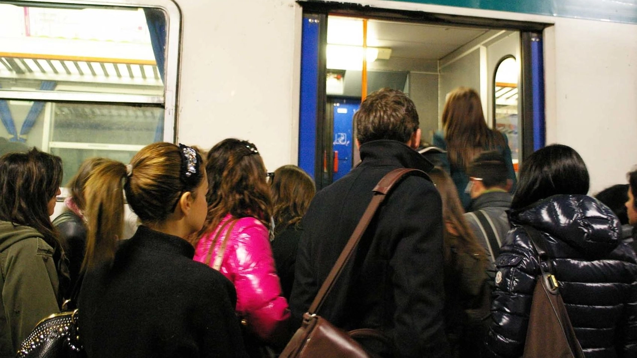 Pendolari salgono su un treno