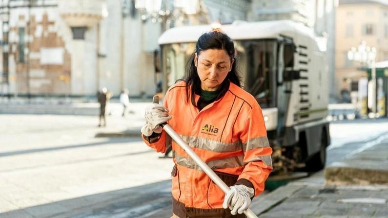 Un’operatore di Alia durante un servizio di spazzamento delle strade