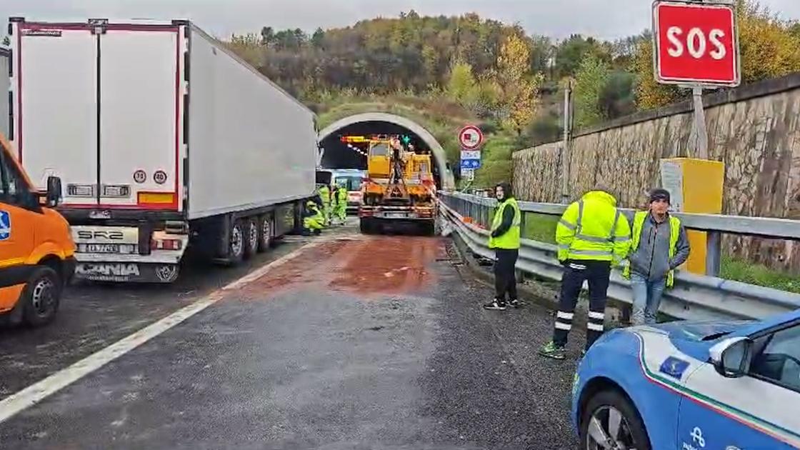 Tamponamento tra camion e auto sull’autostrada A1: dieci chilometri di coda