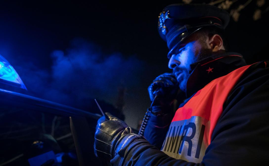 Il veglione da incubo: minaccia commensali con ascia e coltello, poi tenta di sfilare pistola a carabiniere