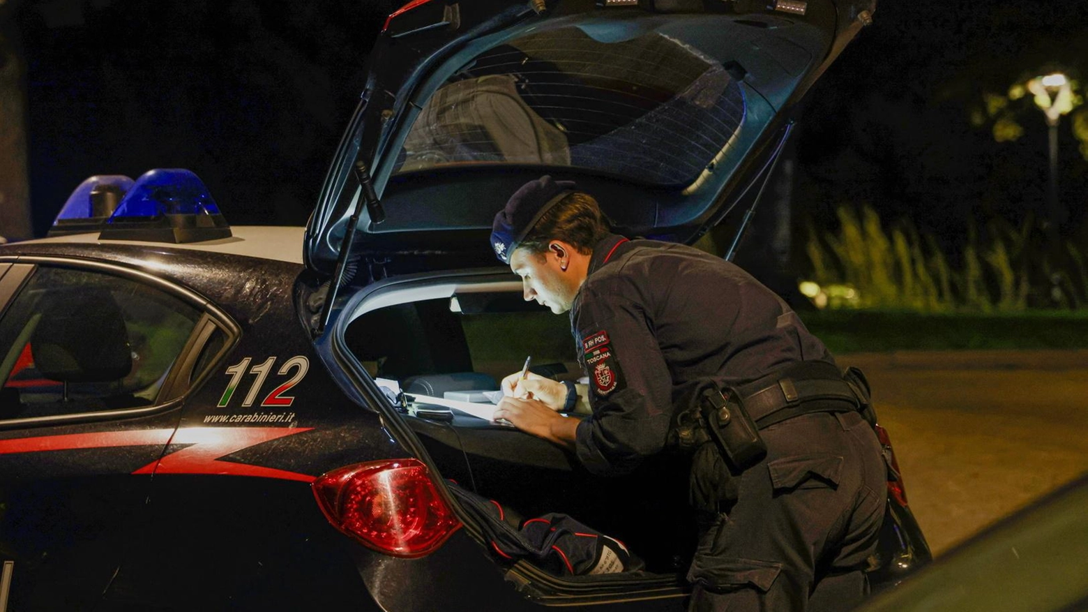 Aggredisce due carabinieri . E tenta di rubare la pistola. Arrestato: choc tra i passanti