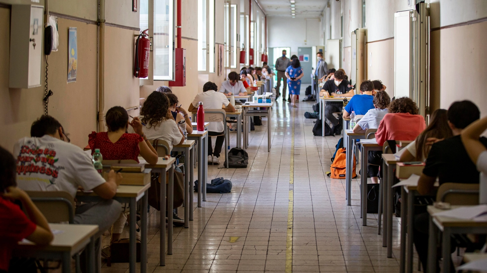 Gli studenti della scuola Giulio Cesare di Roma impegnati nell'esame di maturità (Ansa)