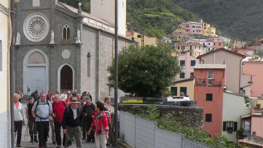 Una veduta di Riomaggiore dove è stata potenziata la raccolta dei rifiuti con cestini e ecoisole (foto di archivio)