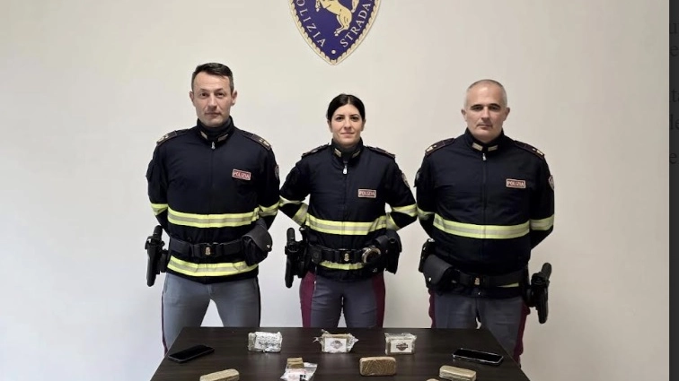 In autostrada trasportavano più di 1 chilo di hashish, in manette due giovanissimi