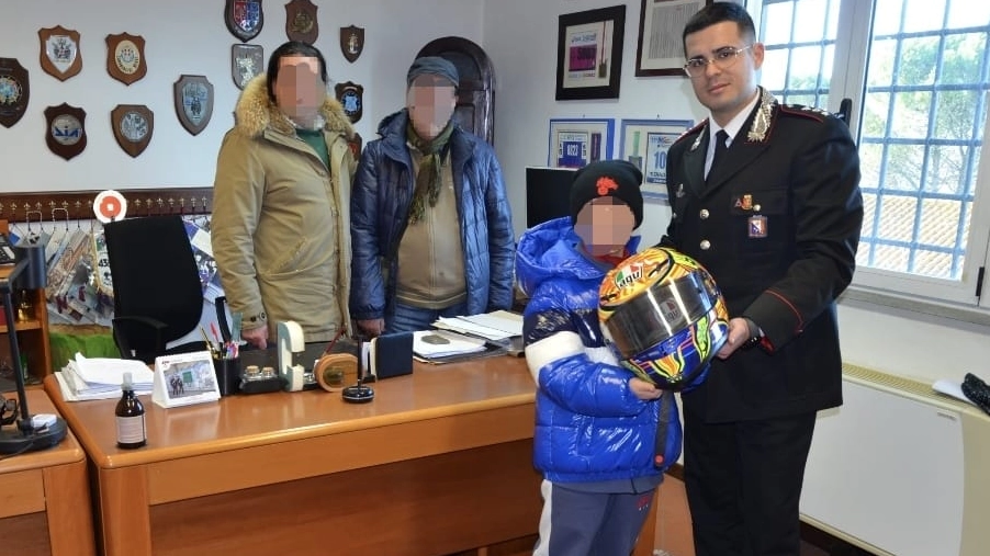 Il casco firmato da Valentino Rossi restituito al giovane proprietario