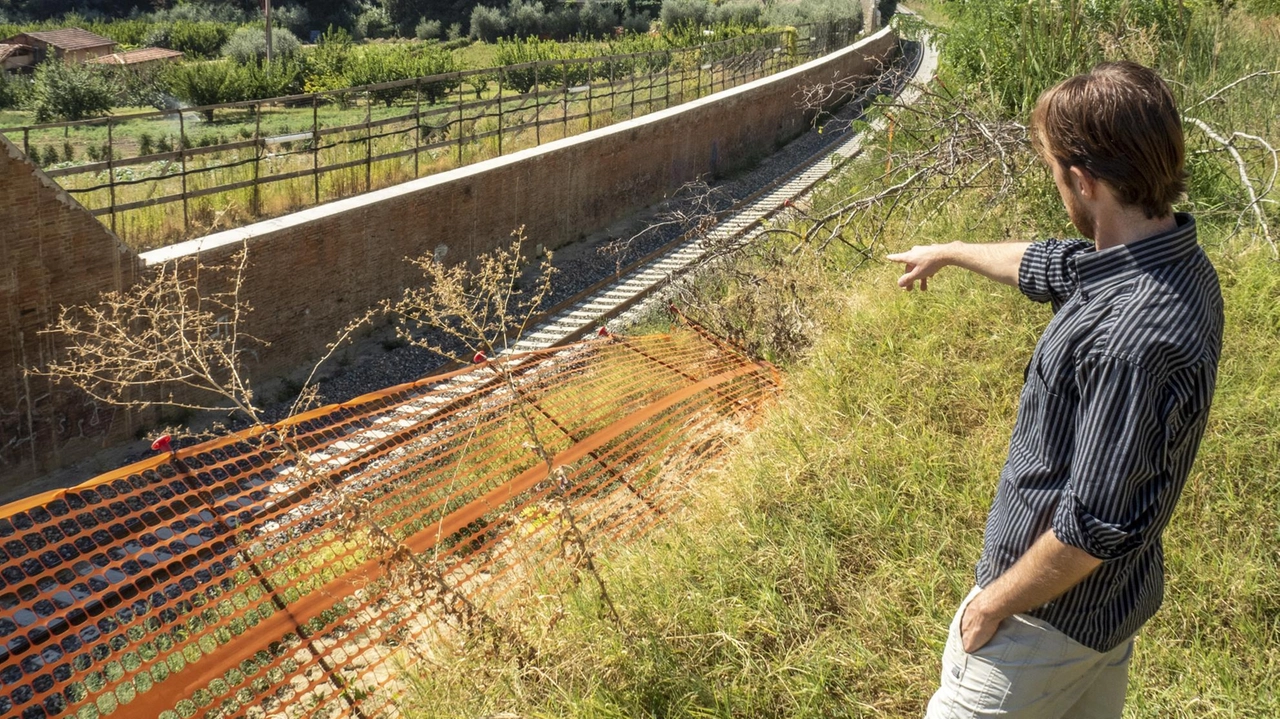 Ogni volta che scatta l’allarme bufera la tratta chiude. Serve la messa in sicurezza dei ’versanti’ sui binari. Triberti: "Nei prossimi giorni un incontro con Rfi per concordare i lavori da fare e le tempistiche".