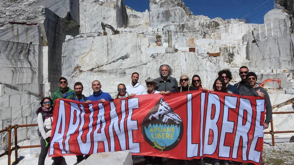 Giù le mani dalle Alpi Apuane. Manifestazione davanti alla Regione