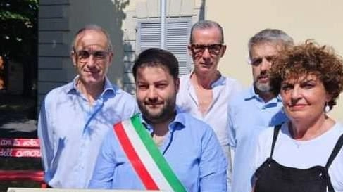 Capigruppo e membri giunta comunale omaggiano memoria agente polizia vittima attentato a Borsellino. Gesto unitario per ricordare lotta alla mafia.