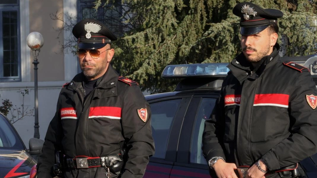 Super lavoro dei carabinieri per via degli eccessi di un giovane. che era accusato di detenzione ai fini di spaccio Il passaggio dello stupefacente anche quando era ai domiciliari