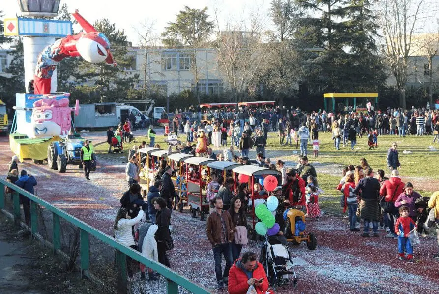 Giornata di Carnevali per una domenica tra corsi mascherati, carri allegorici e coriandoli