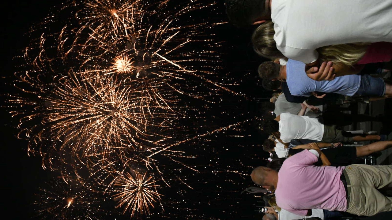 Grande soddisfazione del sindaco Francesco Persiani per la riuscita dello show "Marina gremita di 9mila persone, unite nel condividere un momento magico. La nostra città ha brillato di una luce e un’atmosfera come mai prima d’ora". .