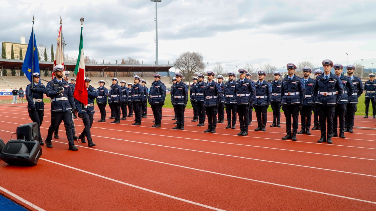 Il giuramento dei nuovi agenti di polizia municipale (foto Germogli)