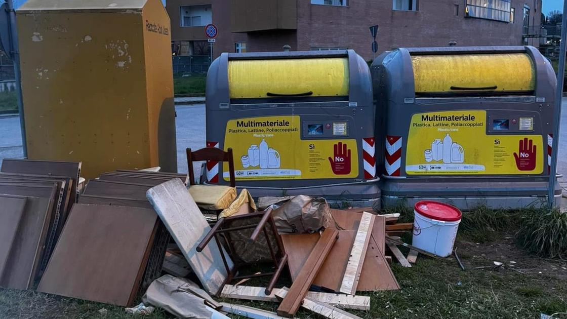 ’Rifiuto selvaggio’ a Colle. Esplode la protesta: "Più controlli e multe"