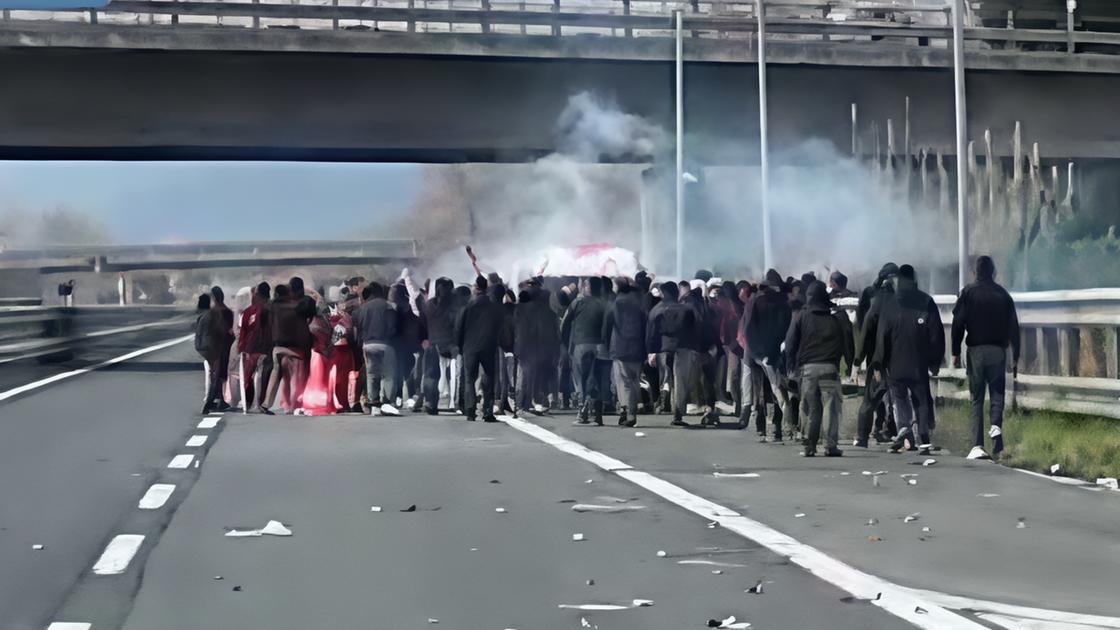 Scontri fra ultras in autostrada. Il Viminale vieta la trasferte ai tifosi della Lucchese per 4 mesi