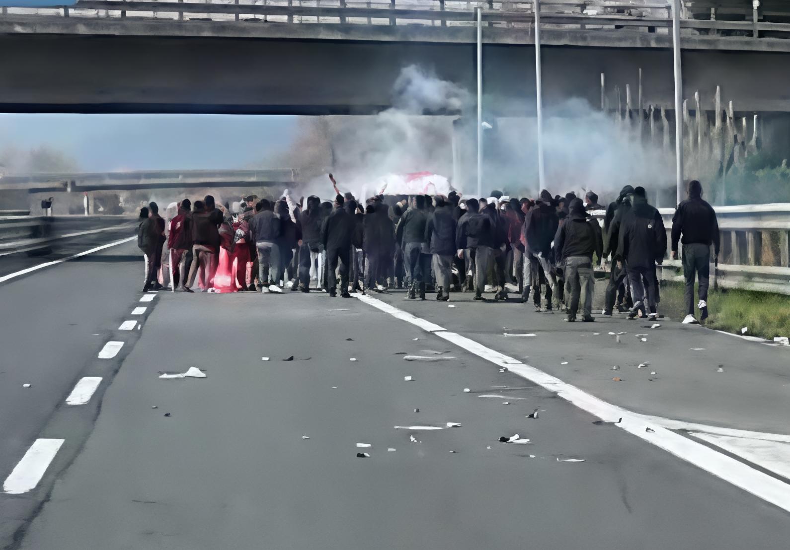 Scontri fra ultras in autostrada. Il Viminale vieta la trasferte ai tifosi della Lucchese per 4 mesi