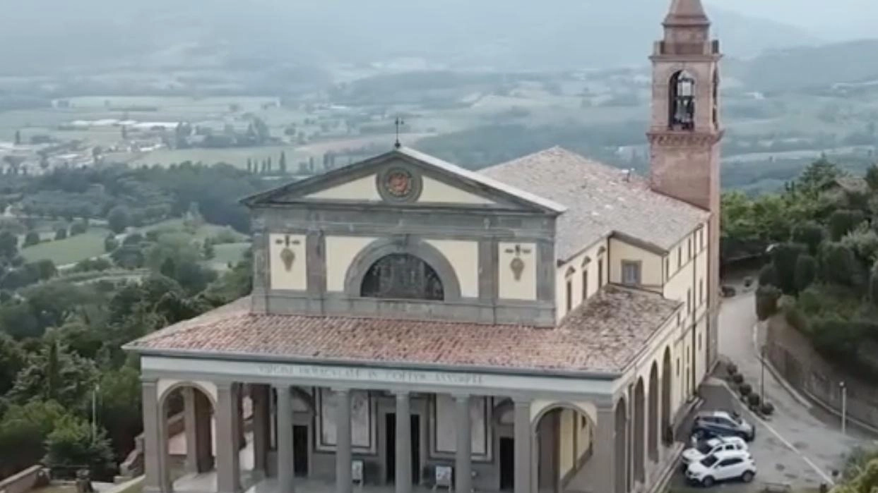 Il mese di agosto porta le celebrazioni mariane nella basilica di Canoscio, luogo di devozione a Città di Castello. La novena precede la Solennità dell’Assunta il 15 agosto, con messe e processioni in onore della Madonna del Transito.